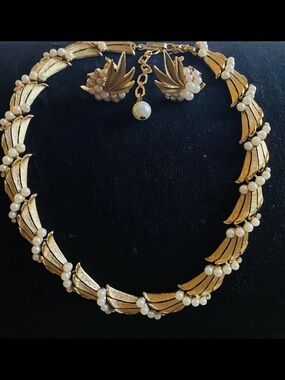 Vintage Crown Trifari Brushed Gold Tone Pearl Necklace Earrings Set Feather Wing